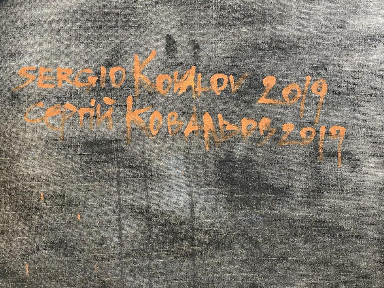 Orange graffiti signature Sergio Kovalov 2019 on gray canvas oil painting