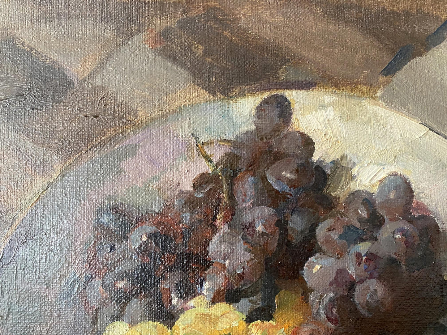Textured oil painting of dark purple and yellow grapes by V. Tomov in white bowl