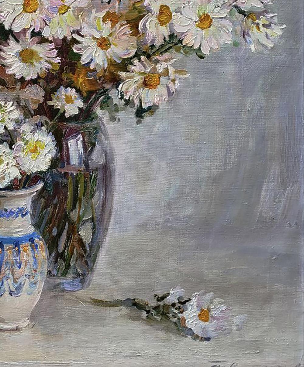 Oil painting of Leonid Pavlenko bouquet of white daisies in tall glass vase