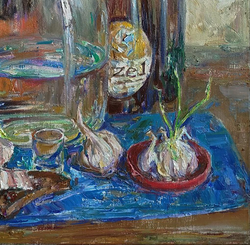 Oil painting by Leonid Pavlenko: garlic bulbs in red dish on blue cloth