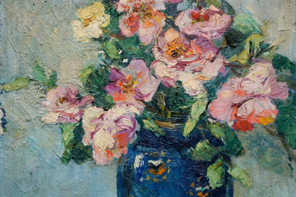 Oil painting by Hitrova Tamara Aleksandrovna: blue vase with gold accents, pink and white roses