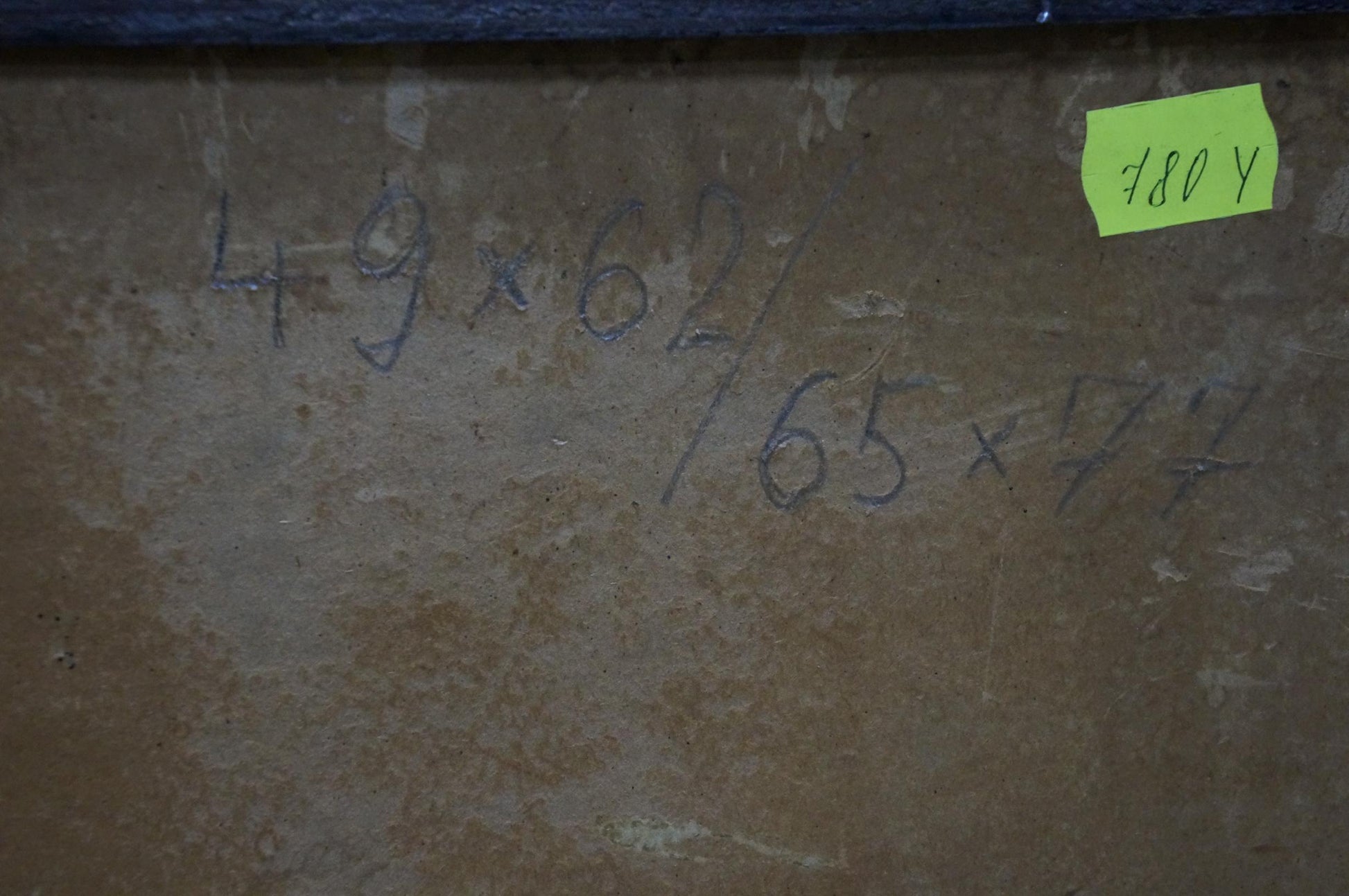A weathered brown surface with handwritten measurements and a yellow sticky note labeled ’180 y’.