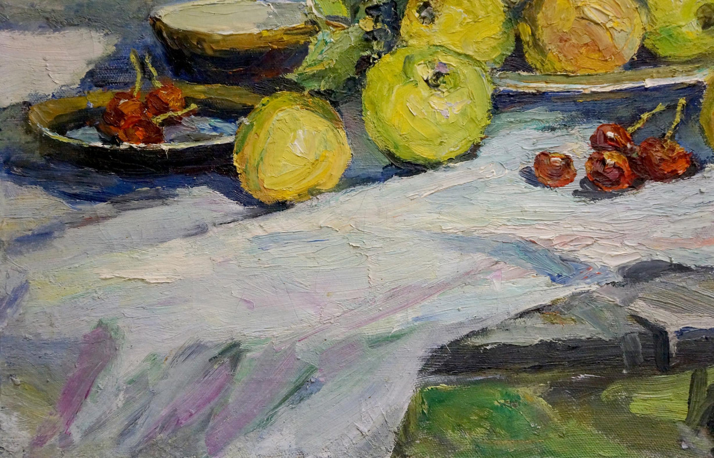 Oil painting by Sokolova Zinaida Ivanovna: yellow-green apples and red cherries on white cloth