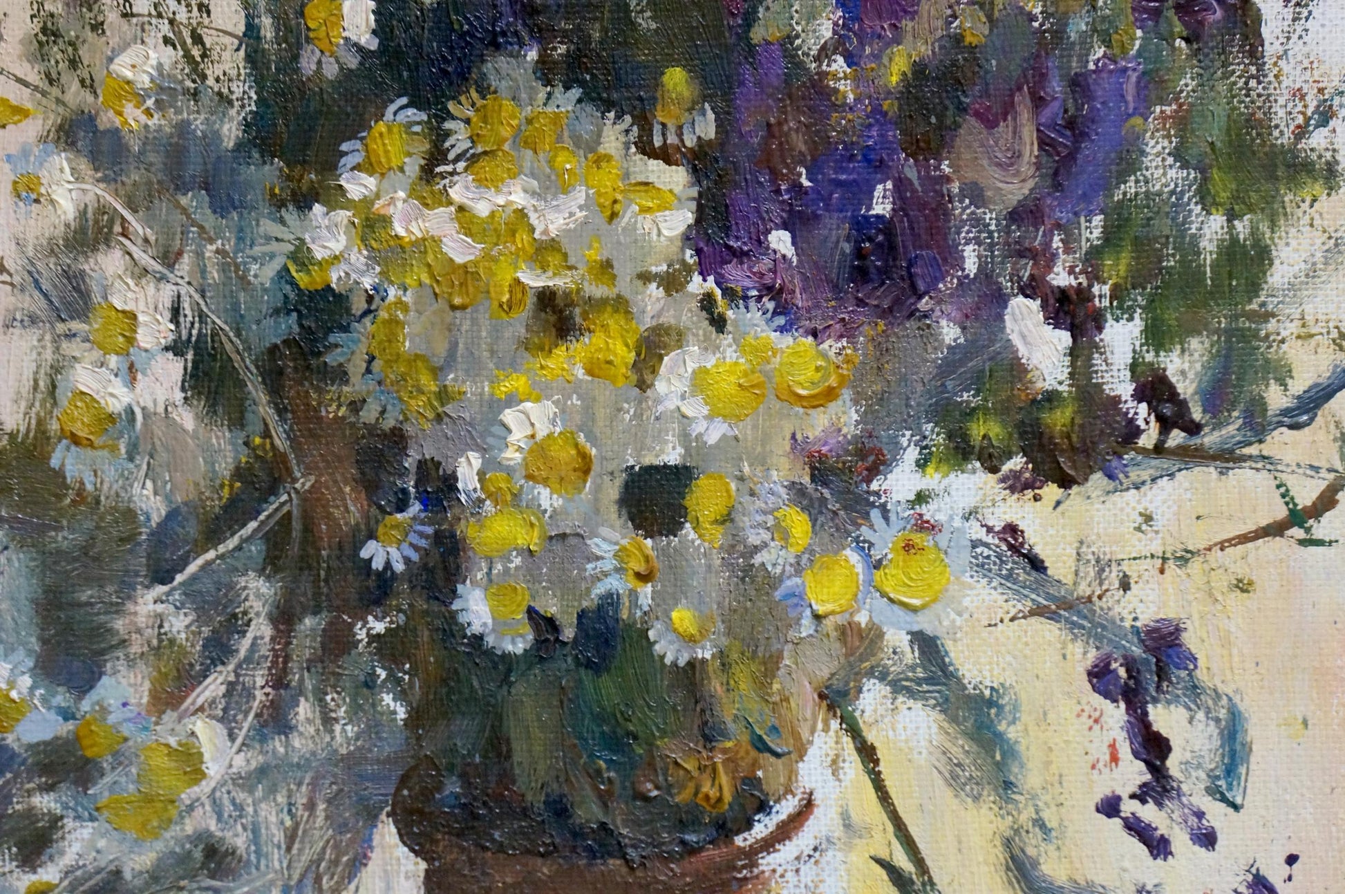 Vibrant impressionistic oil painting of white daisies by Lyudmila Polyakova