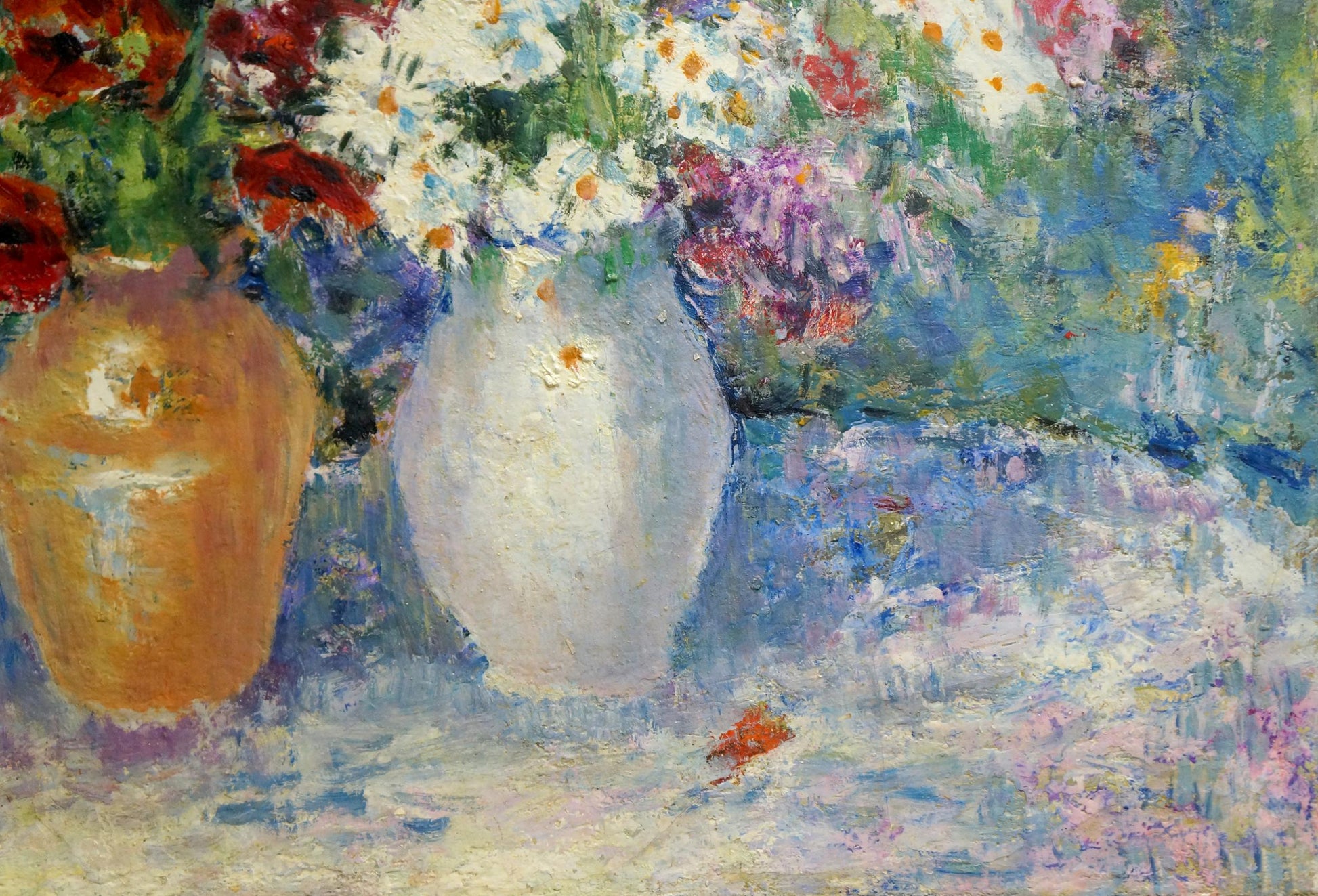 Oil painting of chamomiles and poppies in white ceramic vase
