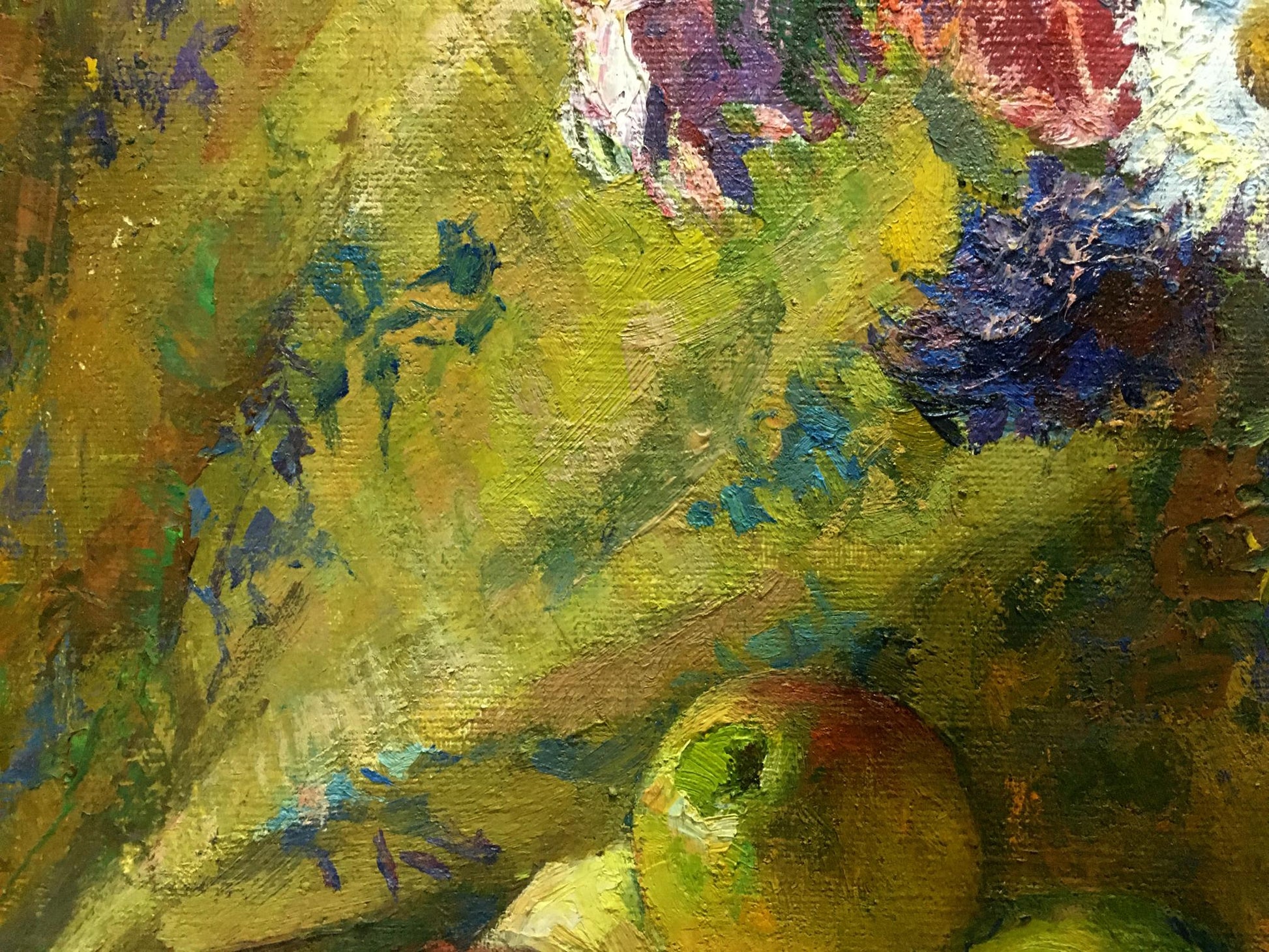 Vibrant oil painting by Leonid Zhabinsky: green apple on impressionistic background