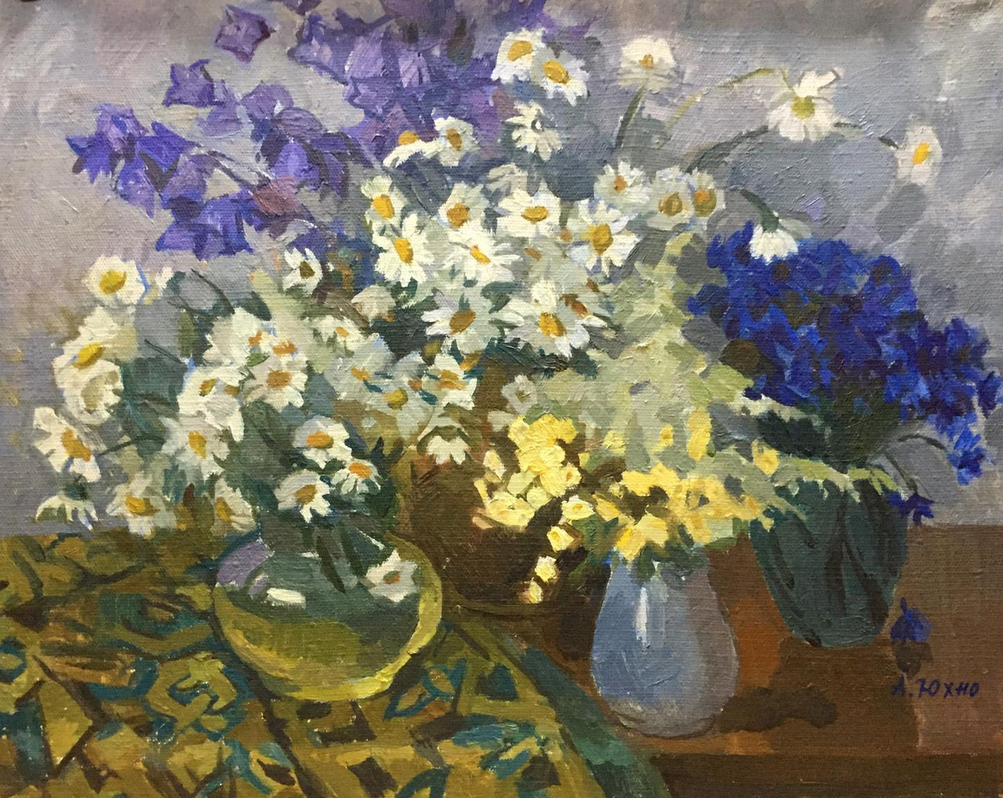 Oil painting of white daisies and purple blue flowers in vase by Yukhno-Gurevich Anna Meerovna