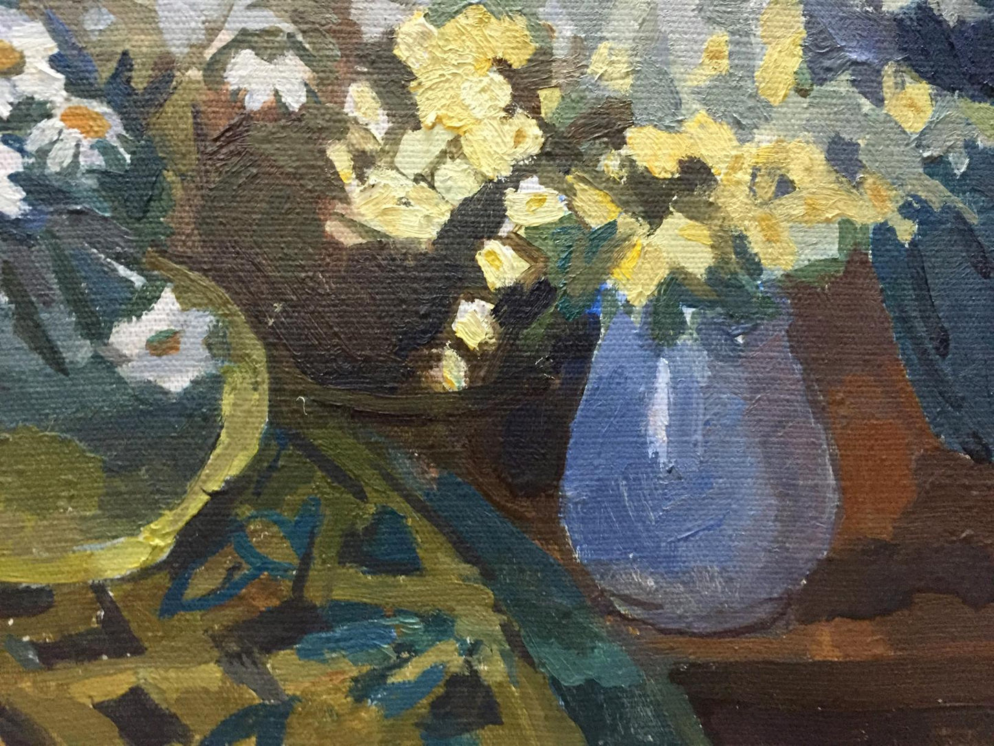 Oil painting of blue vase with yellow white camomile flowers by Yukhno-Gurevich Anna Meerovna